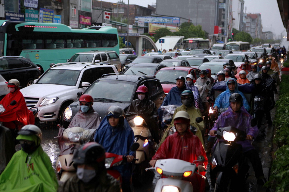 Cảnh ùn tắc xảy ra trên đường Nguyễn Xiển. (Ảnh: Phạm Kiên/TTXVN)