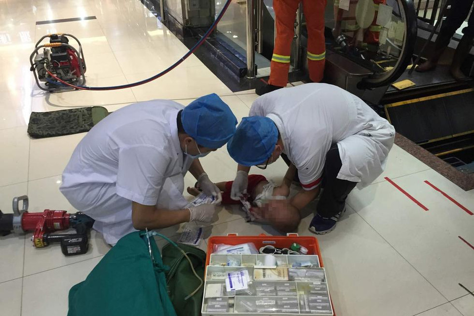 Cuối cùng, cậu bé cũng được kéo lên. (Nguồn: QQ)