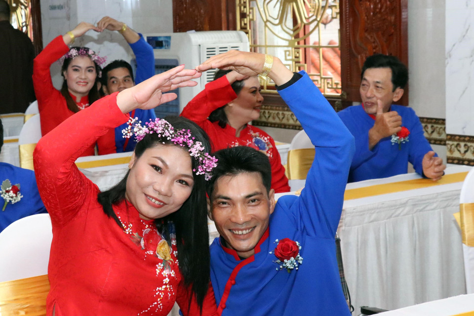 Niềm vui của những cặp vợ chồng khuyết tật trong ngày cưới. (Nguồn: Xuân Khu/TTXVN)