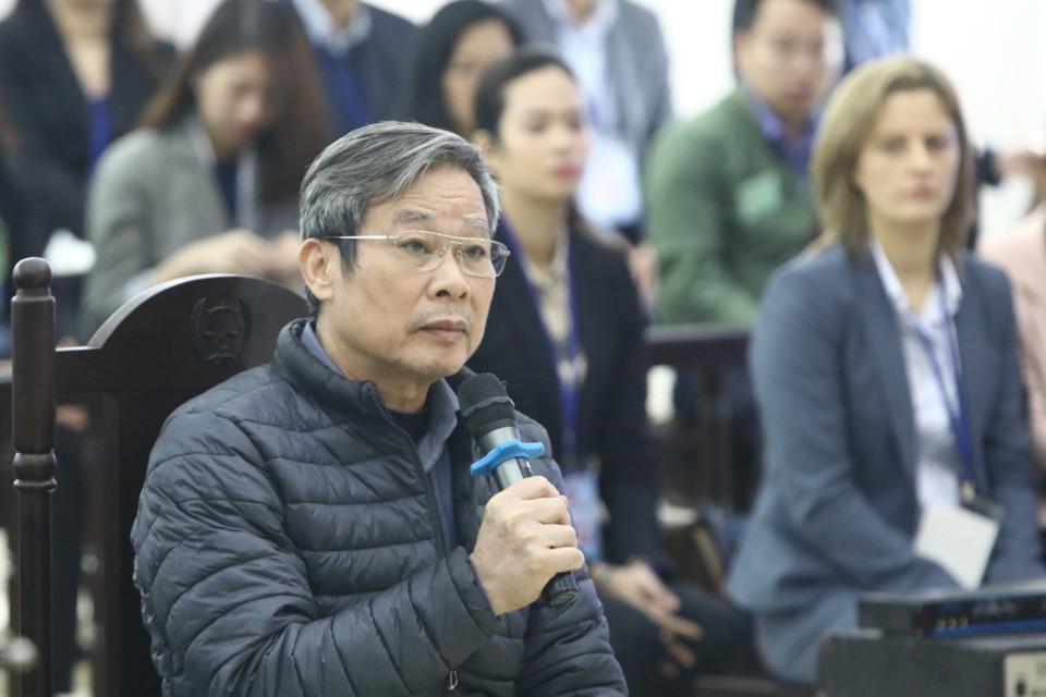 Bị cáo Nguyễn Bắc Son (sinh năm 1953, cựu Bộ trưởng Bộ Thông tin và Truyền thông) trả lời câu hỏi của Hội đồng xét xử. (Ảnh: Văn Điệp/TTXVN)