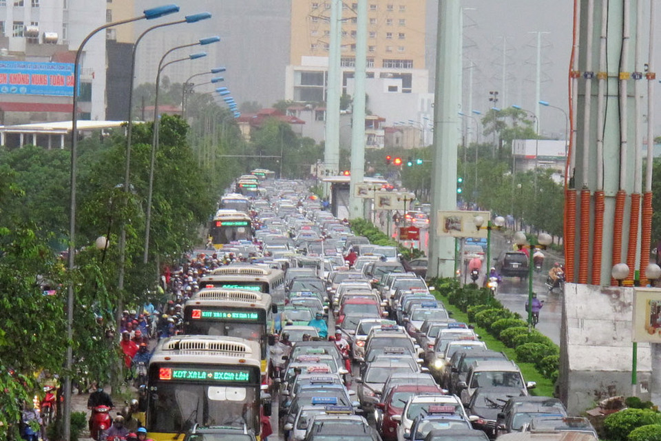 Tắc đường trên phố Lê Văn Lương. (Nguồn: TTXVN)