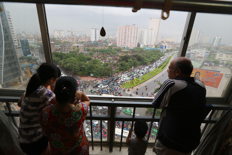 Nhiều người dân chọn phương án ở nhà chờ thông xe mới đi làm. (Ảnh: Minh Quân/TTXVN)