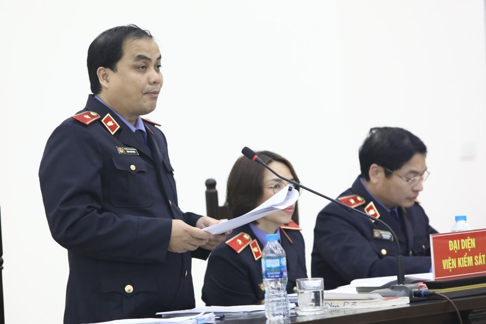 Kiểm sát viên Đặng Như Vĩnh, đại diện Viện Kiểm sát nhân dân tối cao đọc cáo trạng các bị cáo. (Ảnh: Văn Điệp/TTXVN)