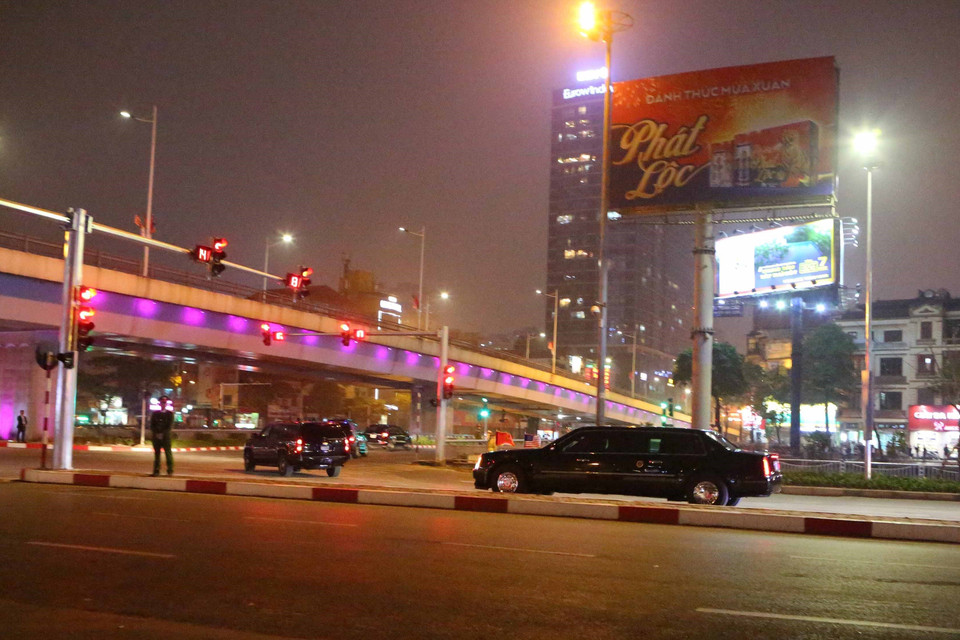 Đoàn xe đón Tổng thống Donald Trump đi qua cầu vượt Trần Duy Hưng, Hà Nội. (Ảnh: Thành Đạt/TTXVN)