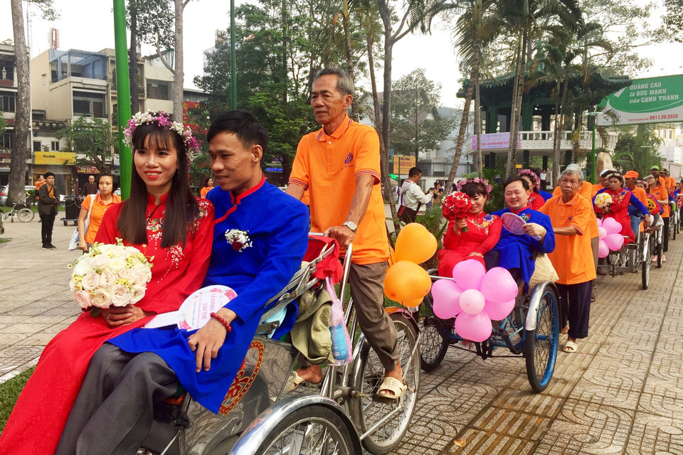 Diễu hành trên đường phố bằng xe xích lô. (Ảnh: Xuân Khu/TTXVN)