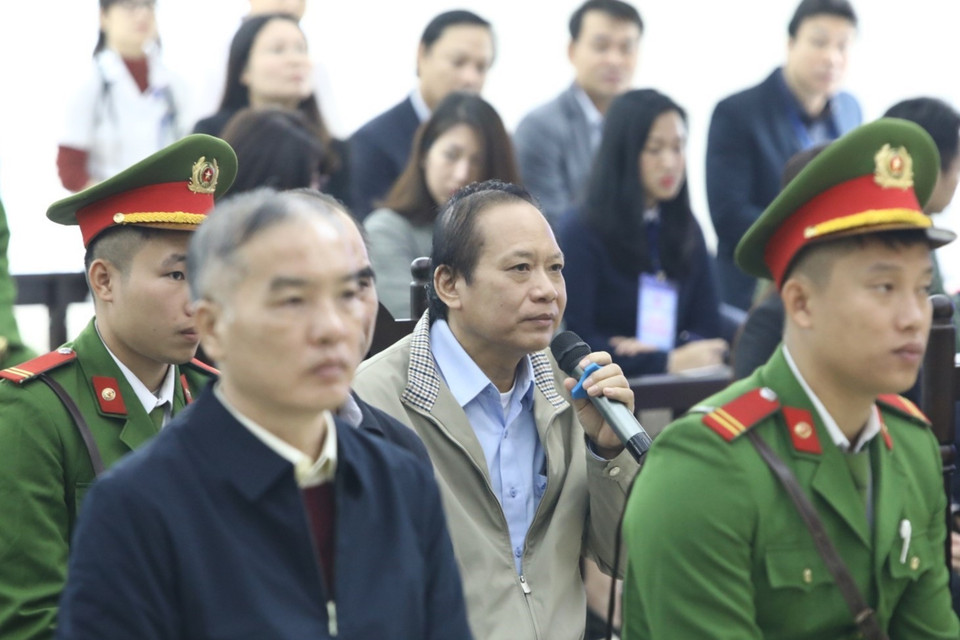 Bị cáo Trương Minh Tuấn (sinh năm 1960, cựu Bộ trưởng Bộ Thông tin và Truyền thông) trả lời câu hỏi của Hội đồng xét xử. (Ảnh: Văn Điệp/TTXVN)