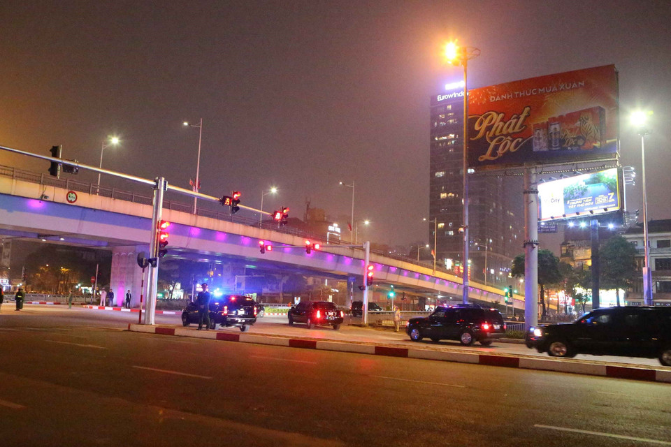 Đoàn xe đón Tổng thống Donald Trump đi qua cầu vượt Trần Duy Hưng, Hà Nội. (Ảnh: Thành Đạt/TTXVN)