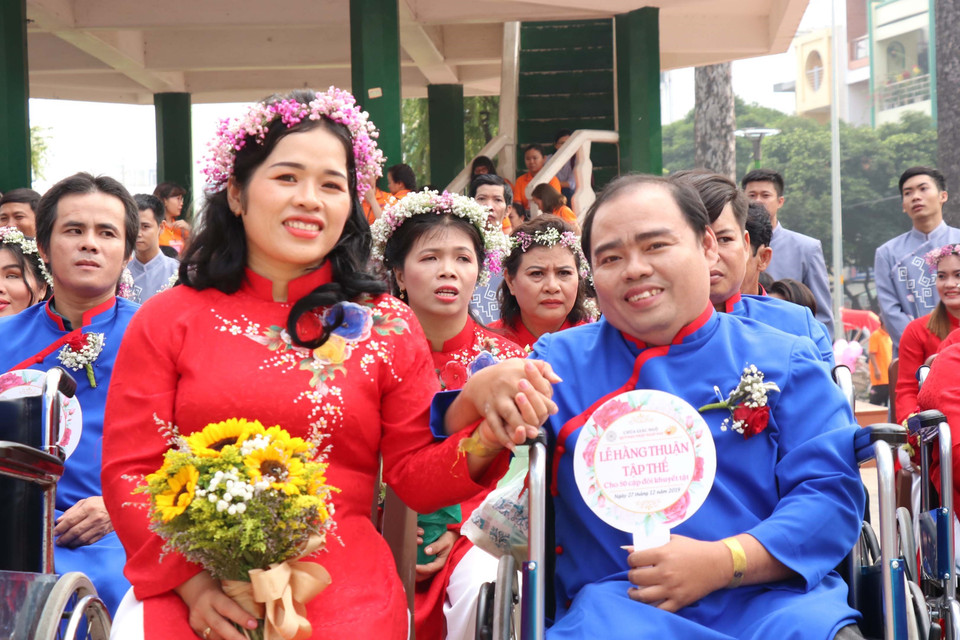 Nụ cười hạnh phúc của những cặp vợ chồng khuyết tật trong ngày cưới. (Ảnh: Xuân Khu/TTXVN)
