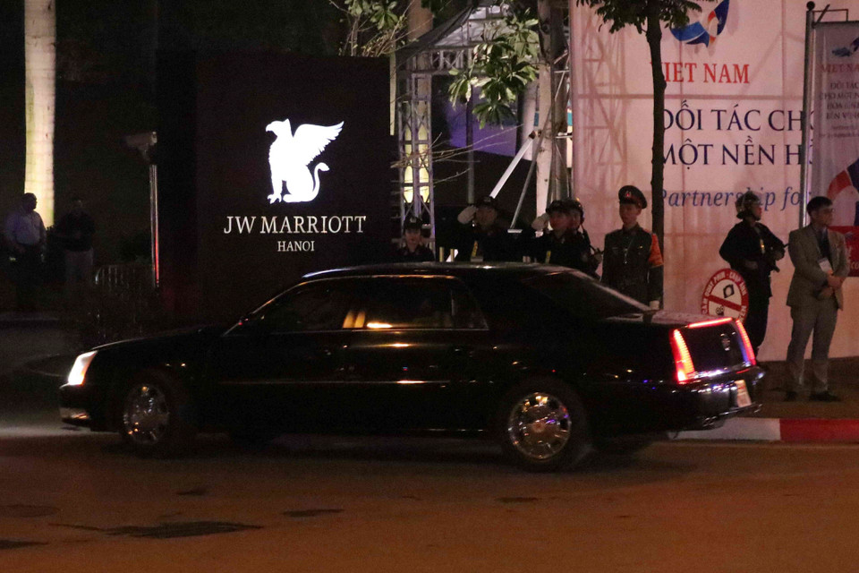 Chiếc xe The Beast (Quái thú) chở Tổng thống Mỹ Donald Trump về đến khách sạn Marriott JW. (Ảnh: Văn Điệp/TTXVN)