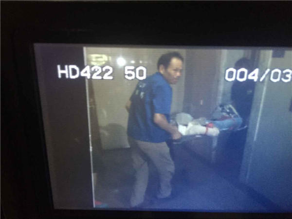 Cô gái được đưa đến bệnh viện. (Nguồn: QQ)