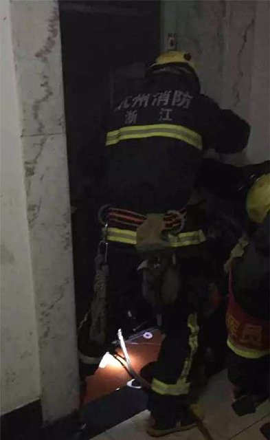 Lực lượng cứu hộ cố đưa cô gái ra ngoài. (Nguồn: QQ)