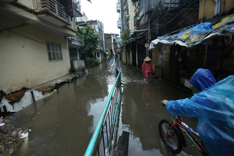 Nhiều ngõ nội thành đã bị ngập úng cục bộ. (Ảnh: Minh Quân/TTXVN)