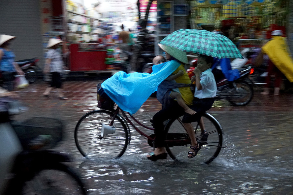 Cảnh ngập lụt tại phố Đội Cấn. (Ảnh: Huy Hùng/TTXVN)