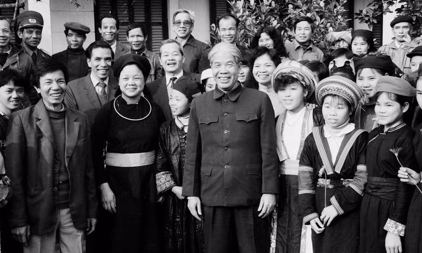 Tổng Bí thư Đỗ Mười thăm trường PTTH dân tộc tỉnh Tuyên Quang, tháng 2/1992. (Ảnh: Xuân Lâm/TTXVN)