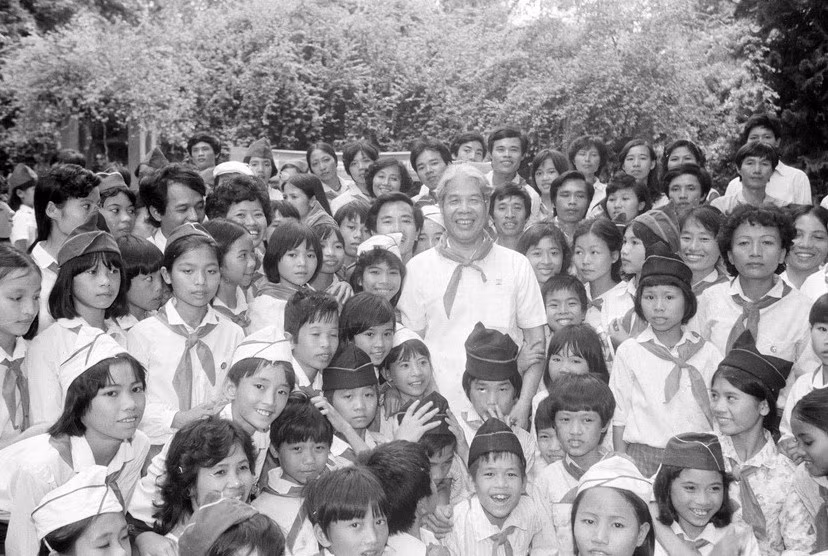 Chủ tịch Hội đồng Bộ trưởng Đỗ Mười gặp gỡ thiếu nhi Hà Nội và Thái Bình nhân dịp các cháu vào viếng lăng Bác và thăm Bảo tàng Hồ Chí Minh, ngày 19/5/1990. (Ảnh: Minh Đạo/TTXVN)