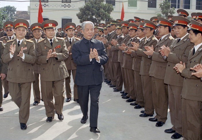 Tổng Bí thư Đỗ Mười thăm Học viện Quốc phòng, ngày 21/12/1997. (Ảnh: Xuân Lâm/TTXVN)