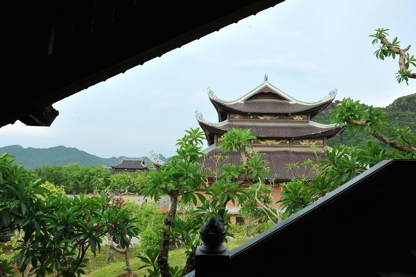 Chùa Bái Đính thuộc Khu du lịch sinh thái Tràng An, là một quần thể chùa lớn có diện tích 539ha bao gồm các khu vực như: Công viên văn hóa và học viện Phật giáo, khu đón tiếp và công viên cảnh quan, đường giao thông, khu hồ Đàm Thị, hồ phóng sinh và nhiều công trình vẫn đang được tiếp tục xây dựng. (Ảnh: Minh Đức/TTXVN)