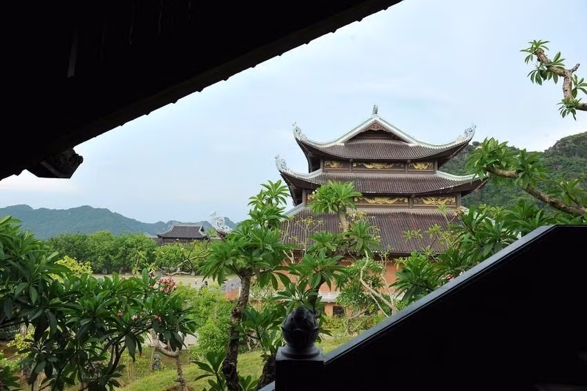 Chùa Bái Đính thuộc Khu du lịch sinh thái Tràng An, là một quần thể chùa lớn có diện tích 539ha bao gồm các khu vực như: Công viên văn hóa và học viện Phật giáo, khu đón tiếp và công viên cảnh quan, đường giao thông, khu hồ Đàm Thị, hồ phóng sinh và nhiều công trình vẫn đang được tiếp tục xây dựng. (Ảnh: Minh Đức/TTXVN)
