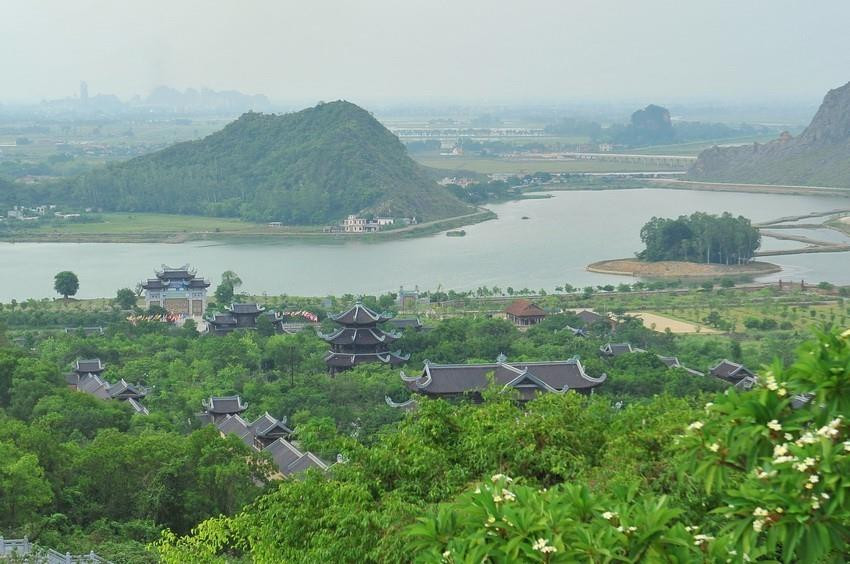 Chùa Bái Đính thuộc Khu du lịch sinh thái Tràng An, là một quần thể chùa lớn có diện tích 539ha bao gồm các khu vực như: Công viên văn hóa và học viện Phật giáo, khu đón tiếp và công viên cảnh quan, đường giao thông, khu hồ Đàm Thị, hồ phóng sinh và nhiều công trình vẫn đang được tiếp tục xây dựng. (Ảnh: Minh Đức/TTXVN)