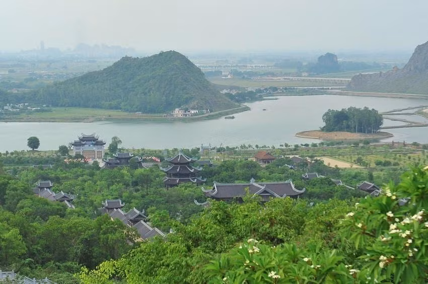 Chùa Bái Đính thuộc Khu du lịch sinh thái Tràng An, là một quần thể chùa lớn có diện tích 539ha bao gồm các khu vực như: Công viên văn hóa và học viện Phật giáo, khu đón tiếp và công viên cảnh quan, đường giao thông, khu hồ Đàm Thị, hồ phóng sinh và nhiều công trình vẫn đang được tiếp tục xây dựng. (Ảnh: Minh Đức/TTXVN)