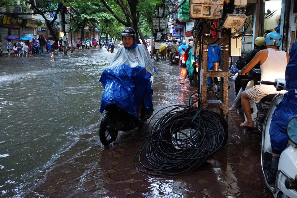 Cảnh ngập lụt trên phố Đội Cấn. (Ảnh: Huy Hùng/TTXVN)