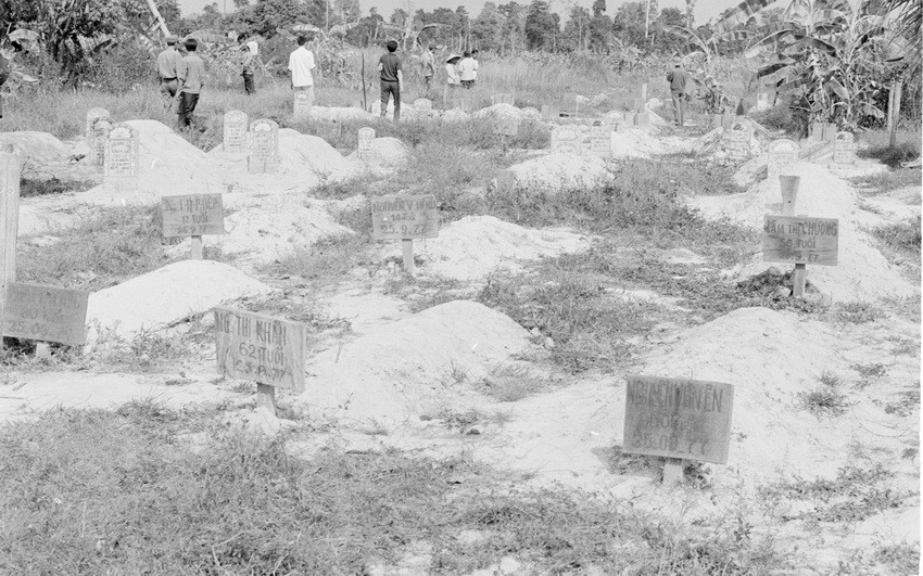 Ngày 27/1/1978, nhiều nhà báo trong nước và nước ngoài đã ghi lại tội ác của quân Pol Pot với nhân dân Việt Nam ở ấp Tân Thạch, xã Tân Lập, huyện Tân Biên, Tây Ninh. (Ảnh: Kim Hùng/TTXVN)