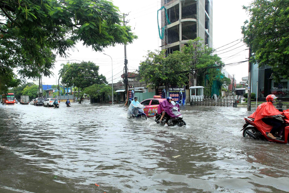 Đoạn đường Hùng Vương, quận Hồng Bàng, Hải Phòng bị ngập, ảnh hưởng đến các phương tiện tham gia giao thông. (Ảnh: An Đăng/TTXVN)