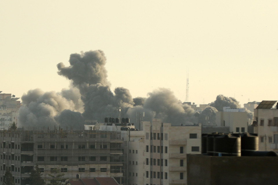 Khói bốc lên sau loạt không kích của máy bay Israel xuống Dải Gaza ngày 5/5/2019. (Nguồn: THX/TTXVN)