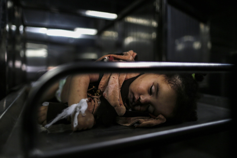Thi thể một em nhỏ Palestine sau loạt không kích của máy bay Israel xuống Dải Gaza ngày 4/5/2019. (Nguồn: AFP/TTXVN)