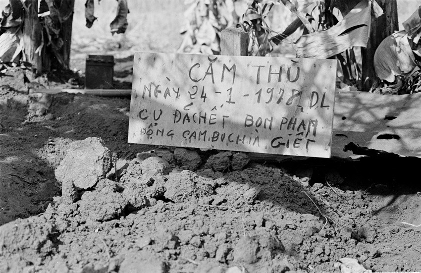 Mộ cụ Khoa ở xã Hoa Lư, huyện Lộc Ninh, tỉnh Sông Bé bị quân Pol Pot ném vào lửa. (Nguồn: TTXVN)