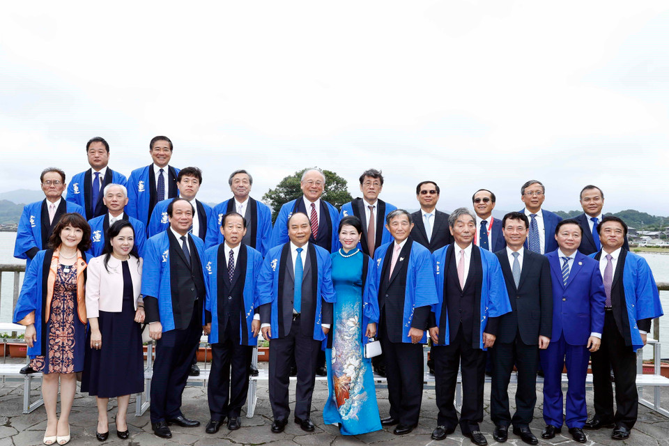 Thủ tướng Nguyễn Xuân Phúc cùng Phu nhân và các đại biểu dự Lễ hội hoa sen Nhật-Việt. (Ảnh: Thống Nhất/TTXVN)