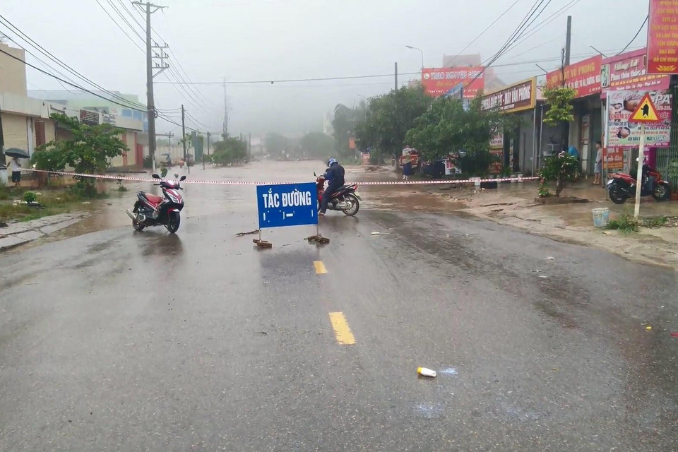 Mưa to gây ngập úng cục bộ một số tuyến đường ở thị trấn Nông trường Mộc Châu, huyện Mộc Châu, tỉnh Sơn La. (Ảnh: Nguyễn Cường/TTXVN)