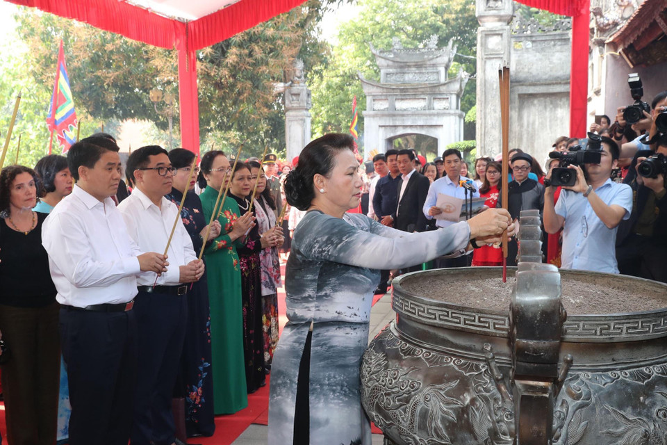Chủ tịch Quốc hội Nguyễn Thị Kim Ngân và các đại biểu dâng hương tại Đền thờ Hai Bà Trưng. (Ảnh: Trọng Đức/TTXVN)