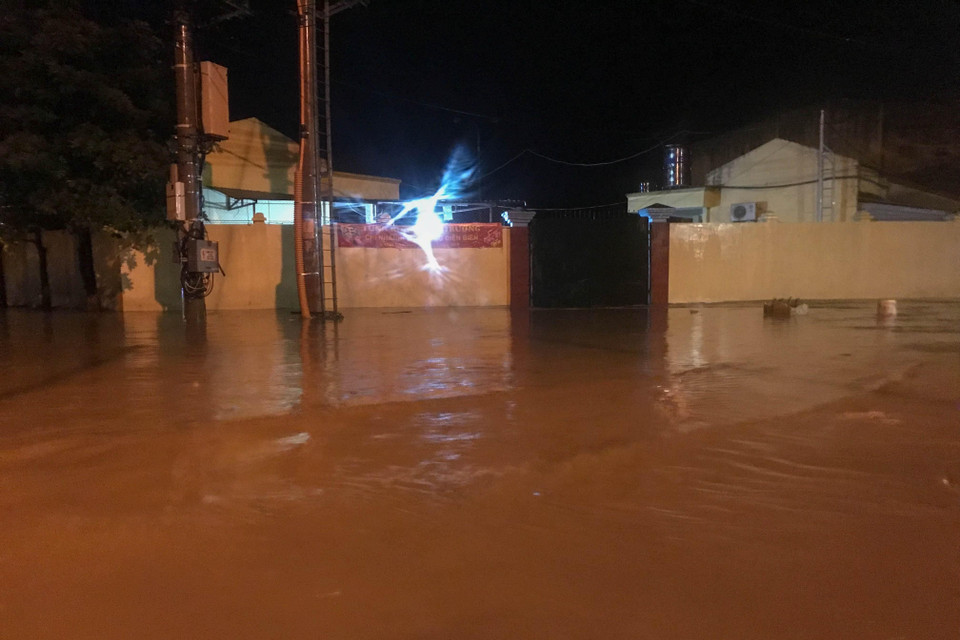 Mưa lớn gây ngập nặng tại khu vực sân vận động tỉnh Điện Biên, đêm mùng 2, rạng sáng 3/8. (Ảnh: Xuân Tư/TTXVN)