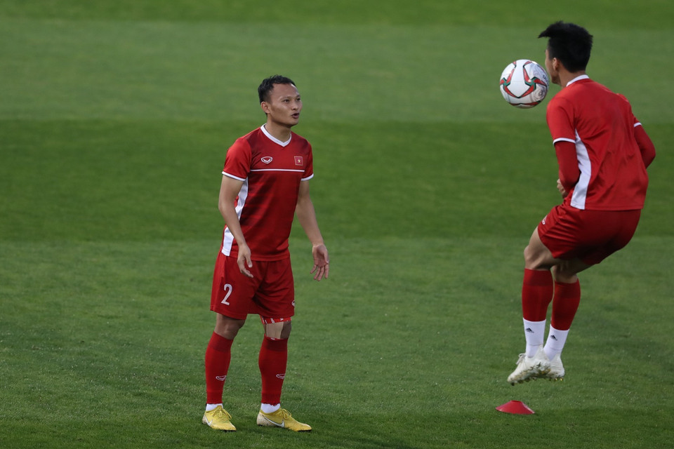 Tiền vệ Trọng Hoàng (trái) và tiền đạo Tiến Linh trong buổi tập luyện. (Ảnh: Hoàng Linh/TTXVN)