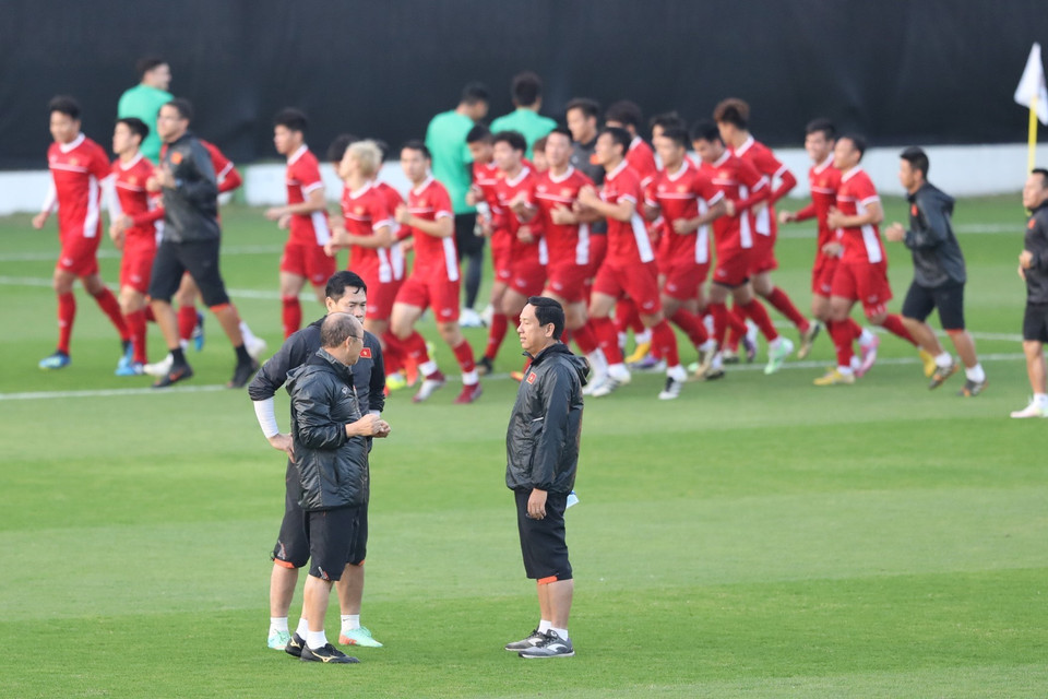 Huấn luyện viên Park Hang Seo trao đổi với huấn luyện viên thủ môn Nguyễn Đức Cảnh (trái) về phương án luyện tập chống bóng bổng cho các thủ môn. (Ảnh: Hoàng Linh/TTXVN)