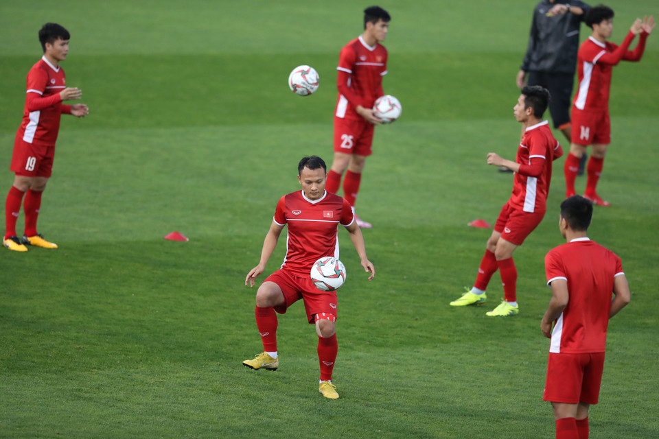 Các cầu thủ trong buổi luyện tập. (Ảnh: Hoàng Linh/TTXVN)