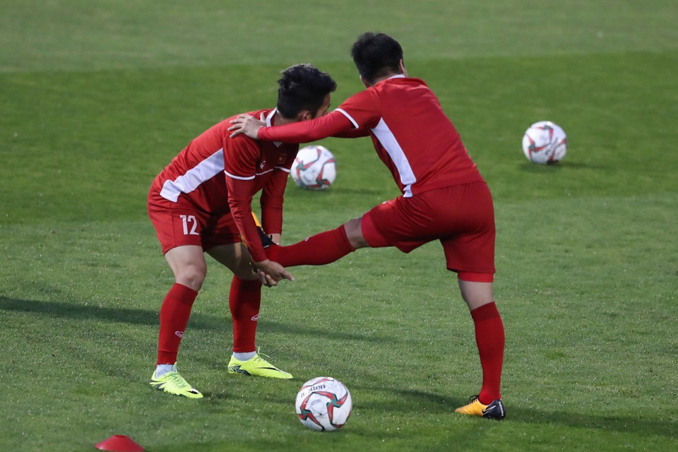 Các cầu thủ trong buổi luyện tập. (Ảnh: Hoàng Linh/TTXVN)