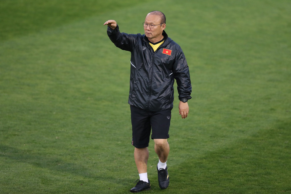 Huấn luyện viên Park Hang Seo chỉ đạo các cầu thủ luyện tập. (Ảnh: Hoàng Linh/TTXVN)