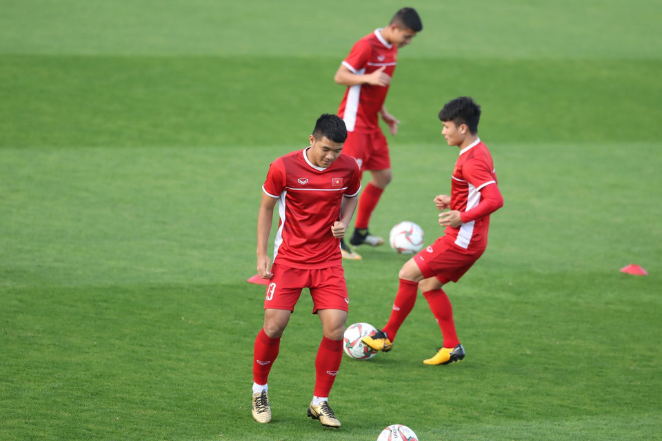 Các cầu thủ trong buổi luyện tập. (Ảnh: Hoàng Linh/TTXVN)