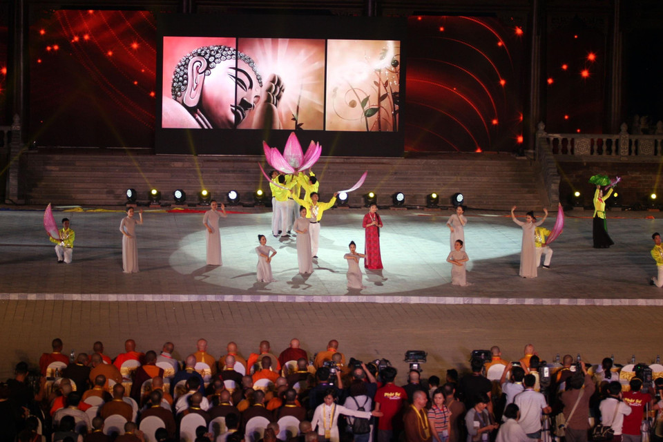 Biểu diễn nghệ thuật của đoàn Việt Nam. (Ảnh: Nguyễn Dân/TTXVN)