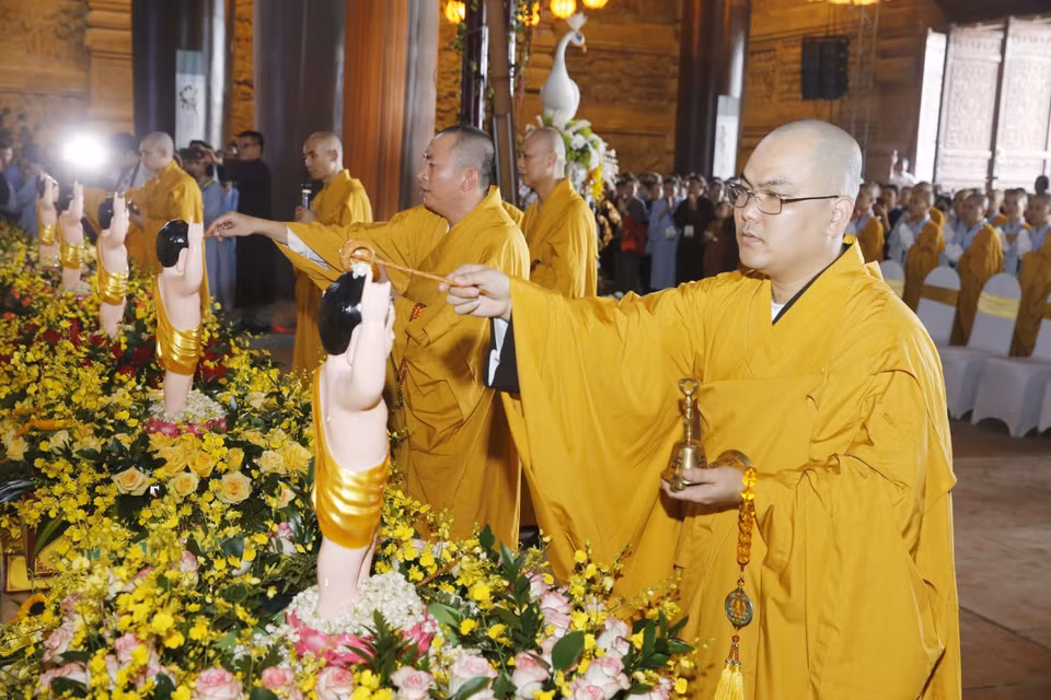 Tăng, ni thực hiện nghi thức lễ Tắm Phật tại điện Pháp Chủ, chùa Tam Chúc. (Ảnh: Lâm Khánh/TTXVN)