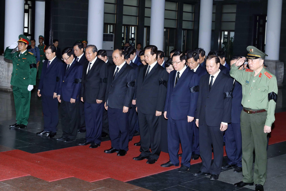 Thủ tướng Nguyễn Xuân Phúc dẫn đầu Đoàn Chính phủ nước Cộng hòa xã hội chủ nghĩa Việt Nam viếng đồng chí Đồng Sỹ Nguyên. (Ảnh: Thống Nhất/TTXVN)