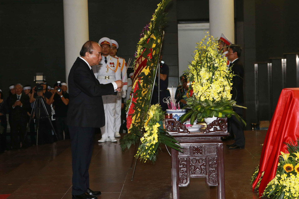 Đoàn đại biểu Chính phủ do Thủ tướng Nguyễn Xuân Phúc dẫn đầu viếng Trung tướng Đồng Sỹ Nguyên. (Ảnh: Doãn Tấn/TTXVN)