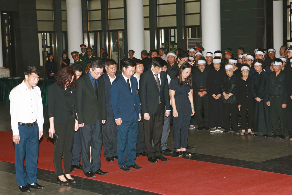 Đoàn đại biểu Ban Tuyên giáo Trung ương do ông Võ Văn Thưởng, Ủy viên Bộ Chính trị, Trưởng Ban Tuyên giáo Trung ương dẫn đầu dẫn đầu viếng Trung tướng Đồng Sỹ Nguyên. (Ảnh: Doãn Tấn/TTXVN)