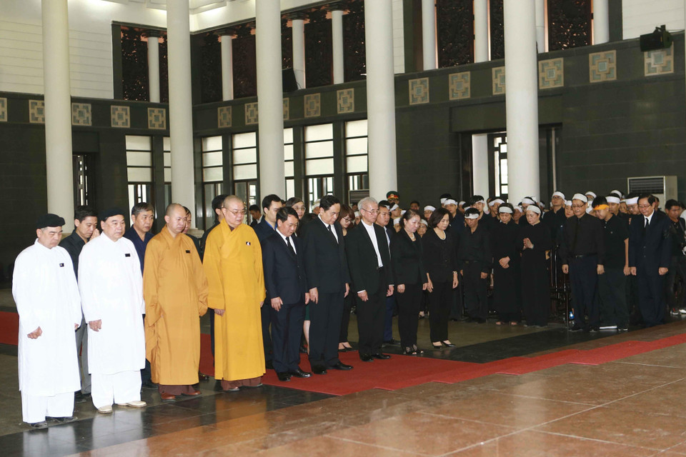 Đoàn đại biểu Ủy ban Trung ương Mặt trận Tổ quốc Việt Nam do Chủ tịch Ủy ban Trung ương Mặt trận Tổ quốc Việt Nam Trần Thanh Mẫn dẫn đầu viếng Trung tướng Đồng Sỹ Nguyên. (Ảnh: Doãn Tấn/TTXVN)