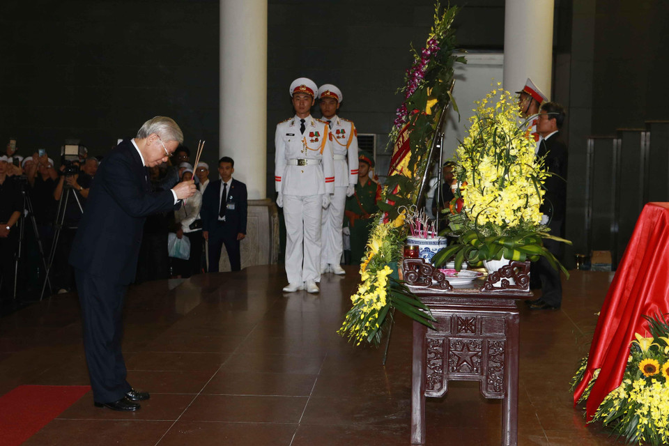 Đoàn đại biểu Ban Chấp hành Trung ương Đảng do đồng chí Nguyễn Phú Trọng, Tổng Bí thư, Chủ tịch nước dẫn đầu viếng Trung tướng Đồng Sỹ Nguyên. (Ảnh: Doãn Tấn/TTXVN)