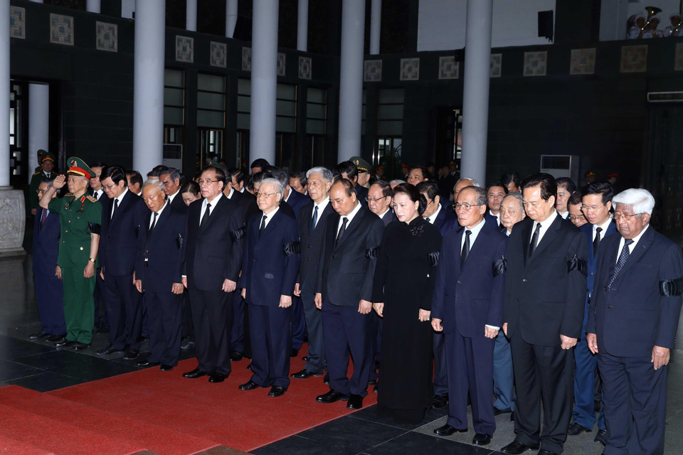 Tổng Bí thư, Chủ tịch nước Nguyễn Phú Trọng dẫn đầu Đoàn đại biểu Ban Chấp hành Trung ương Đảng viếng đồng chí Đồng Sỹ Nguyên. (Ảnh: Thống Nhất/TTXVN)