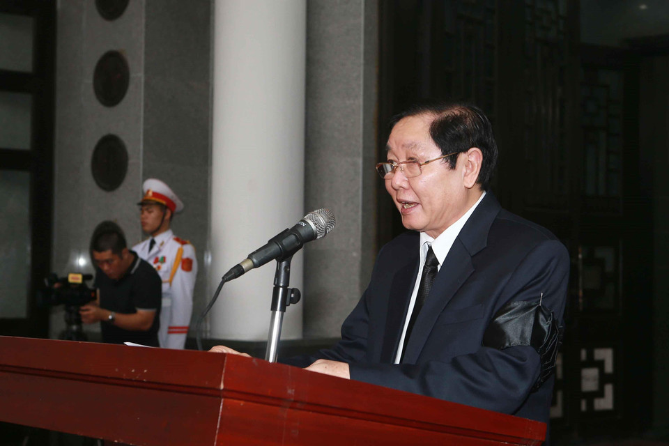 Ông Lê Vĩnh Tân, Ủy viên Trung ương Đảng, Bộ trưởng Bộ Nội vụ đọc lời giới thiệu các đoàn vào viếng Trung tướng Đồng Sỹ Nguyên. (Ảnh: Doãn Tấn/TTXVN)