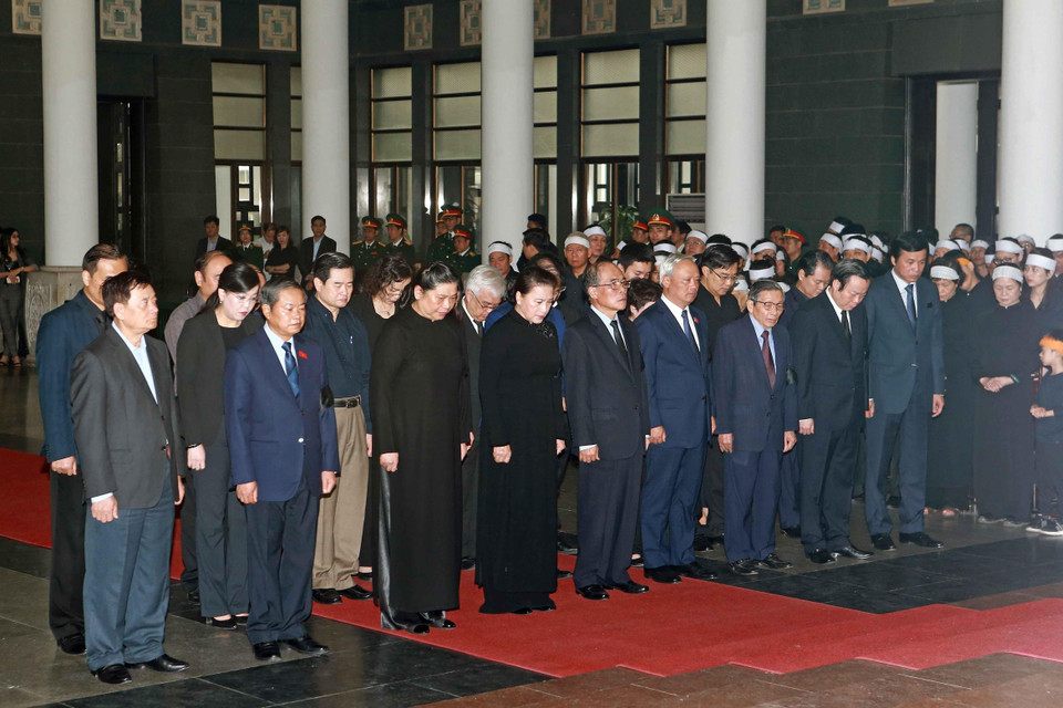 Đoàn đại biểu Quốc hội nước Cộng hòa xã hội chủ nghĩa Việt Nam do Chủ tịch Quốc hội Nguyễn Thị Kim Ngân dẫn đầu viếng Trung tướng Đồng Sỹ Nguyên. (Ảnh: Doãn Tấn/TTXVN)